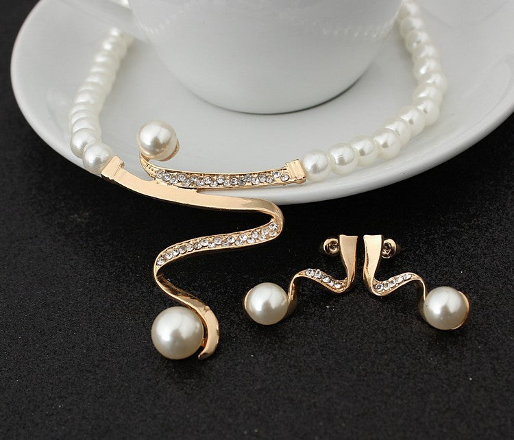 Elegant Diamond Pearl Necklace Set