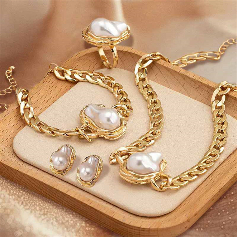 Elegant Vintage Pearl Necklace
