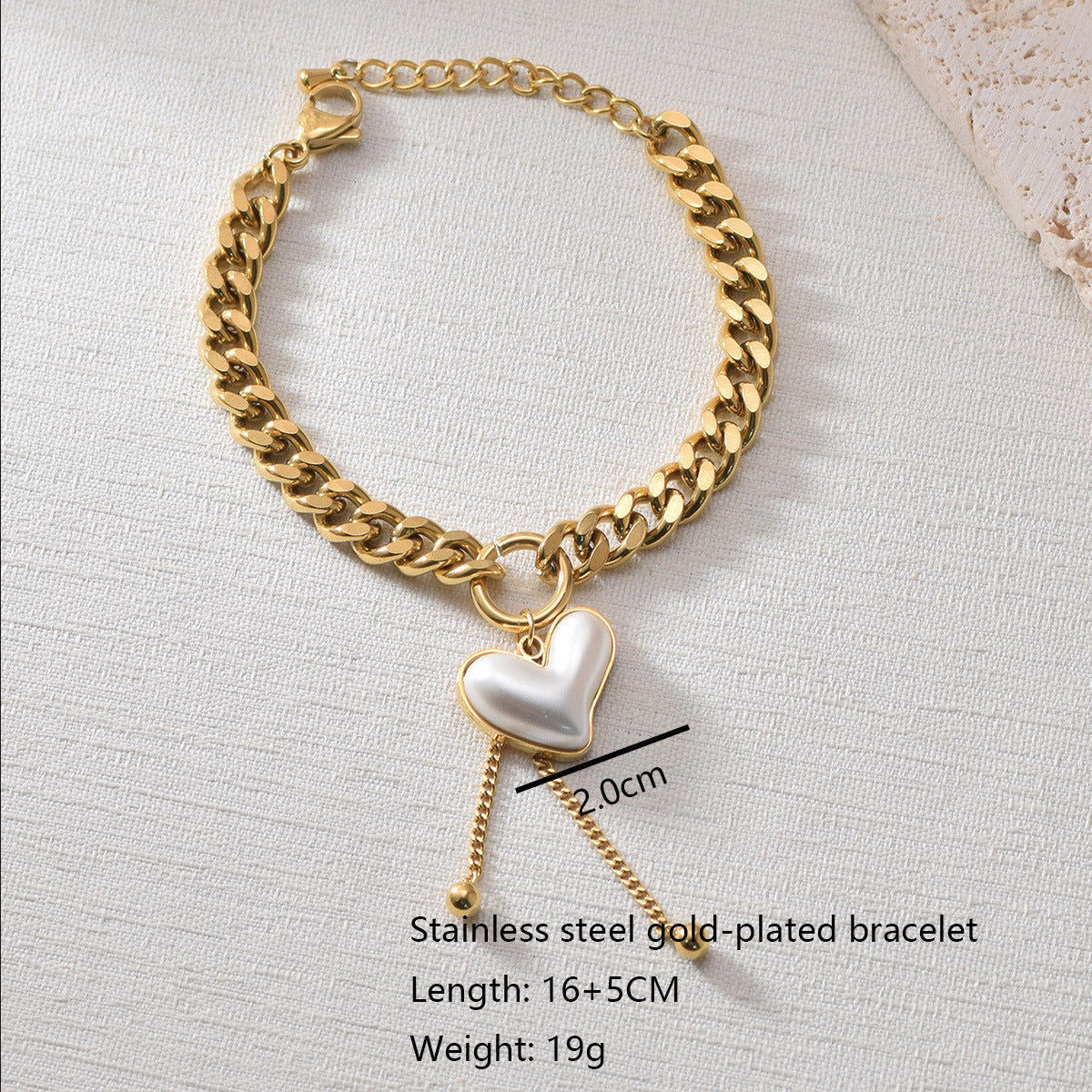Elegant Heart Bracelet in Gold-Plated Stainless Steel