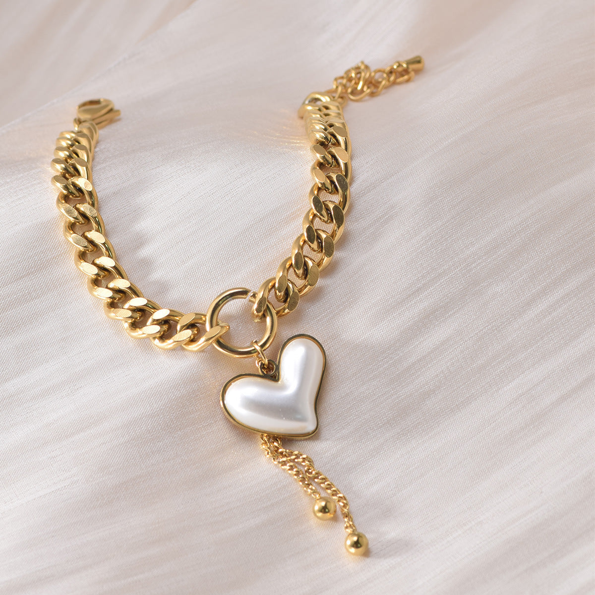 Elegant Heart Bracelet in Gold-Plated Stainless Steel