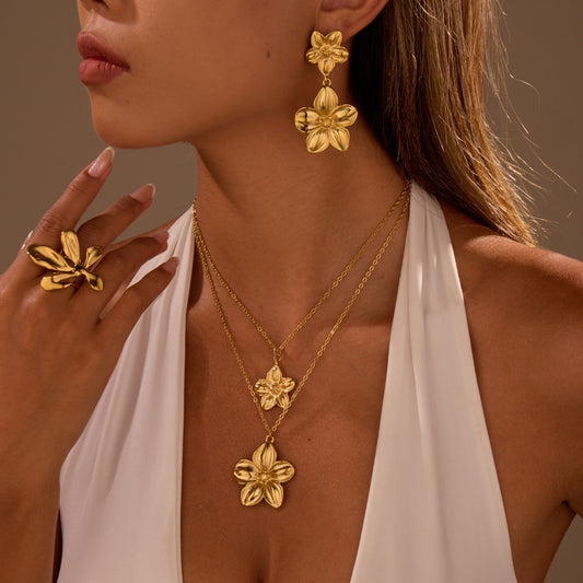 Dignified Flowers Necklace Set
