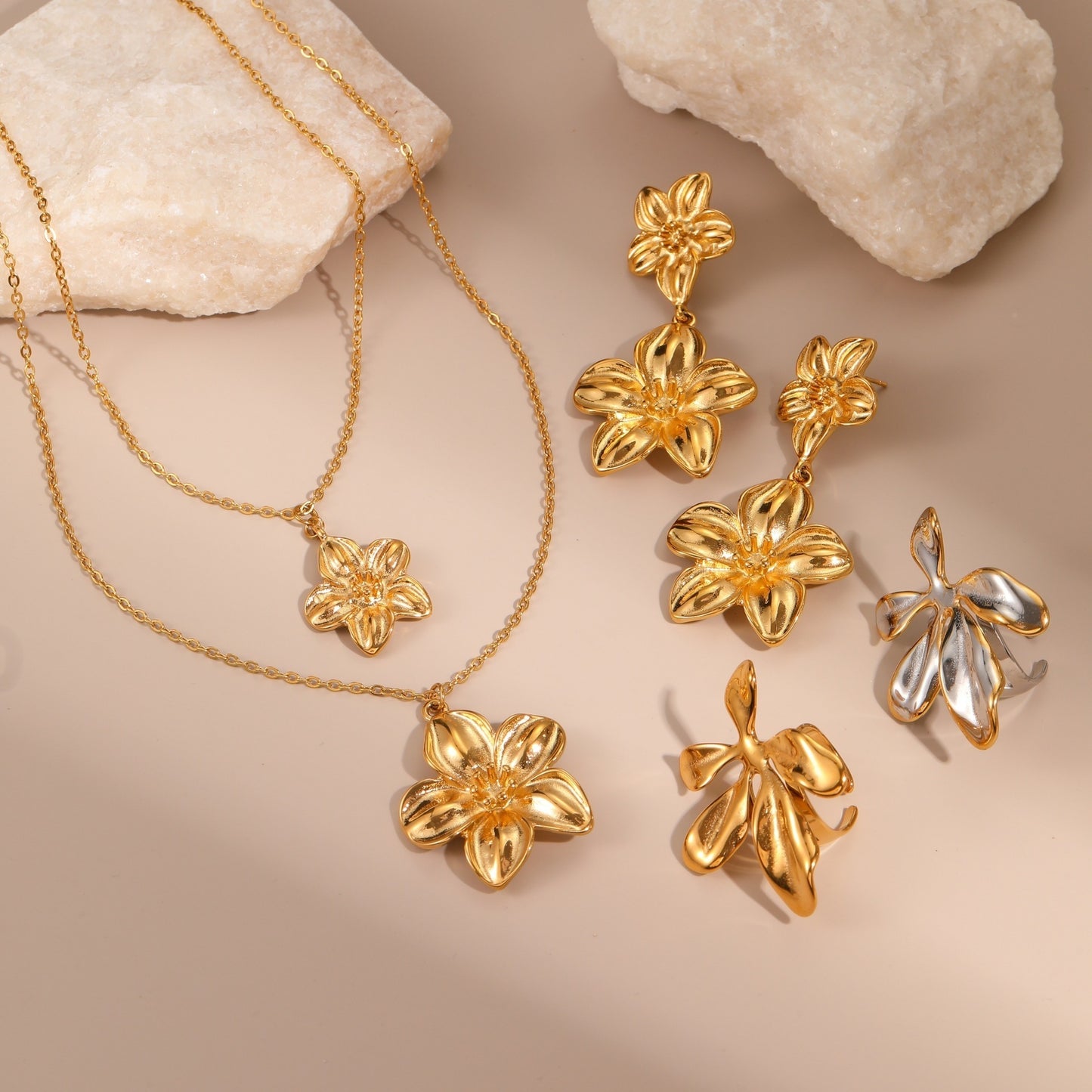 Dignified Flowers Necklace Set