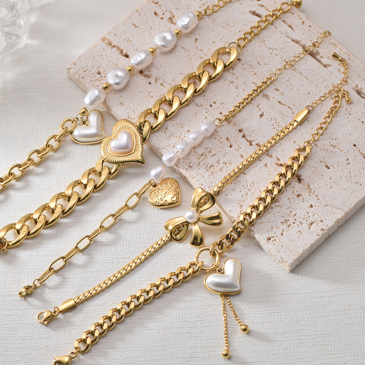 Elegant Heart Bracelet in Gold-Plated Stainless Steel