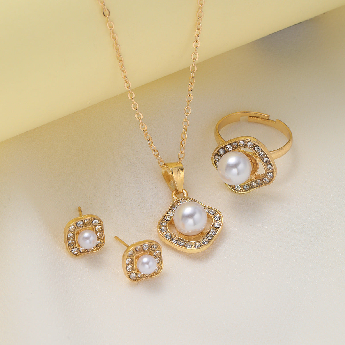 Elegant Rhinestone Pearl Necklace