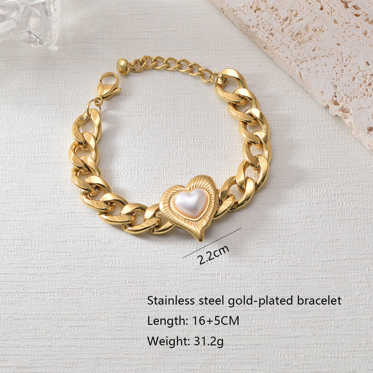 Elegant Heart Bracelet in Gold-Plated Stainless Steel