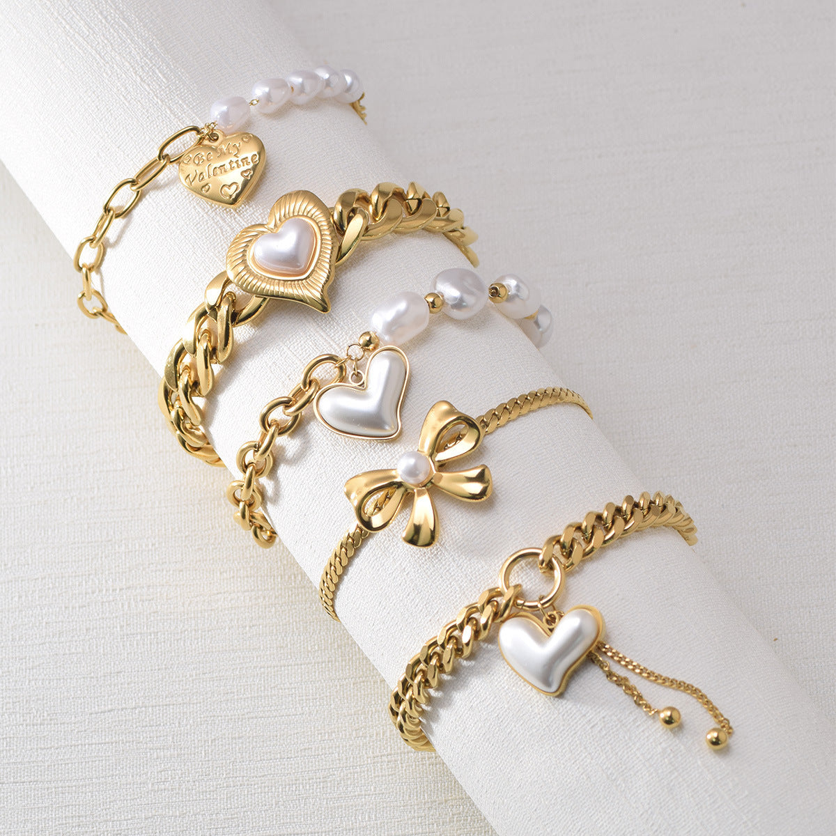 Elegant Heart Bracelet in Gold-Plated Stainless Steel