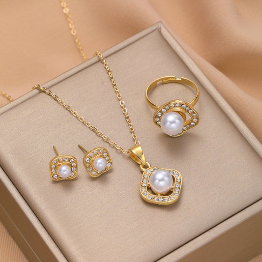 Elegant Rhinestone Pearl Necklace