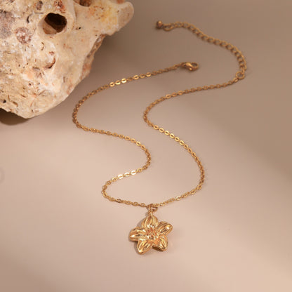 Dignified Flowers Necklace Set