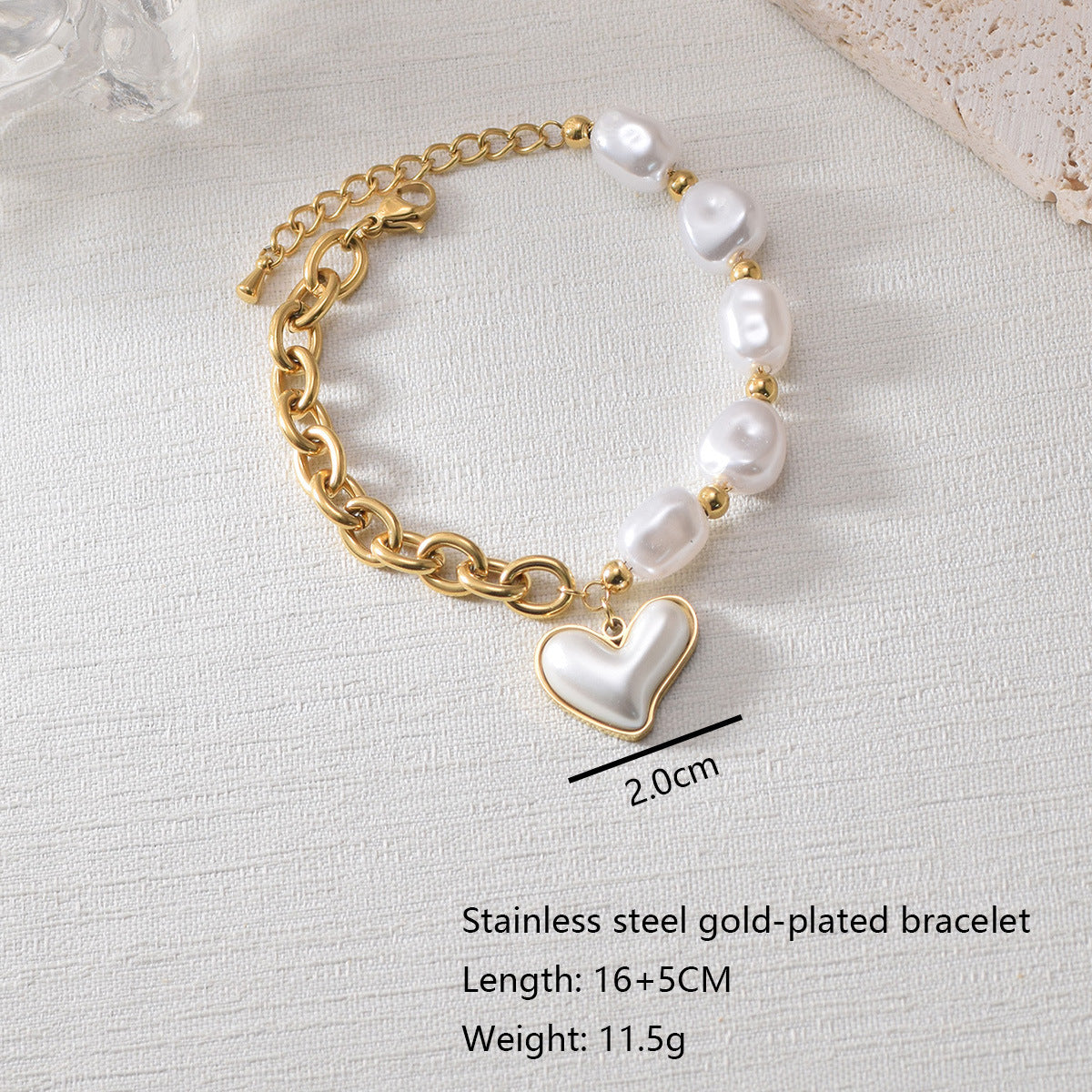 Elegant Heart Bracelet in Gold-Plated Stainless Steel